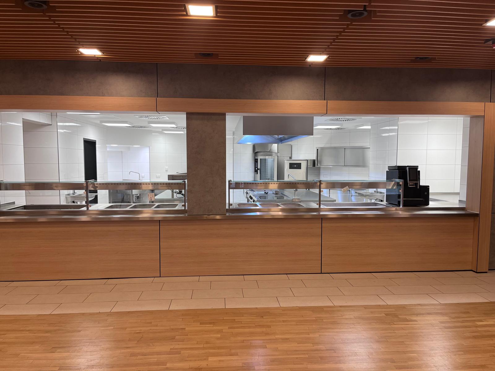 Eine von TIMMER angefertigte professionelle Ausgabetheke für eine Betriebsküche