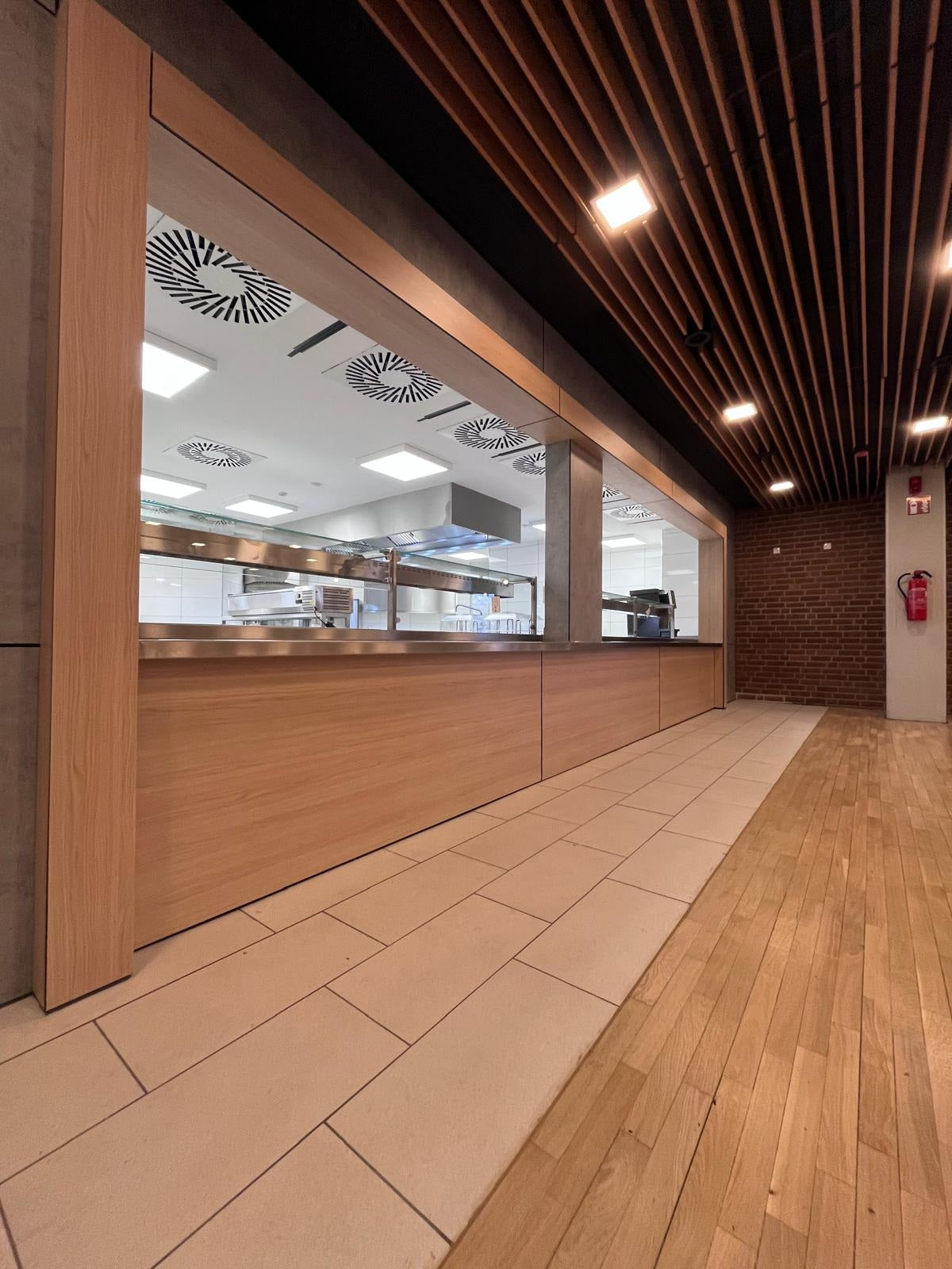 Eine von TIMMER gebaute neue Betriebsküche mit Ausgabe