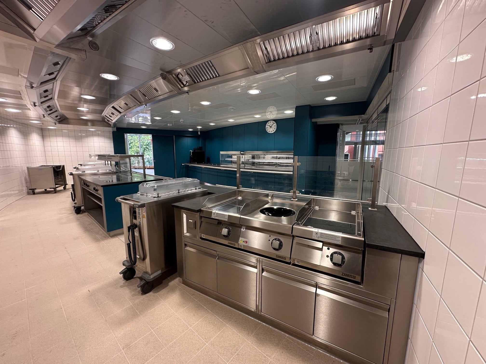 Eine von TIMMER maßangefertigte Produktionsküche für die DASA-Arbeitswelt-Ausstellung mit multifunktionalen Kochblöcken, professionellen Großküchengeräten und großen Ausgabetheken 