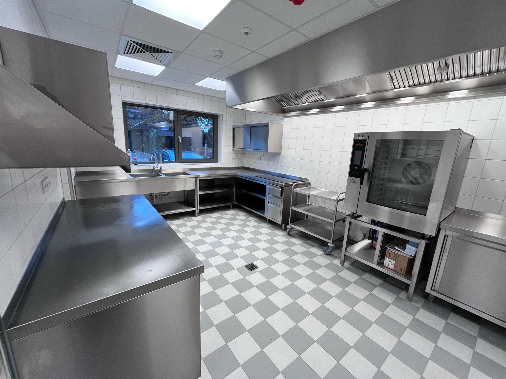 Eine neue Edelstahlküche für eine KiTa mit Maßanfertigungen von TIMMER