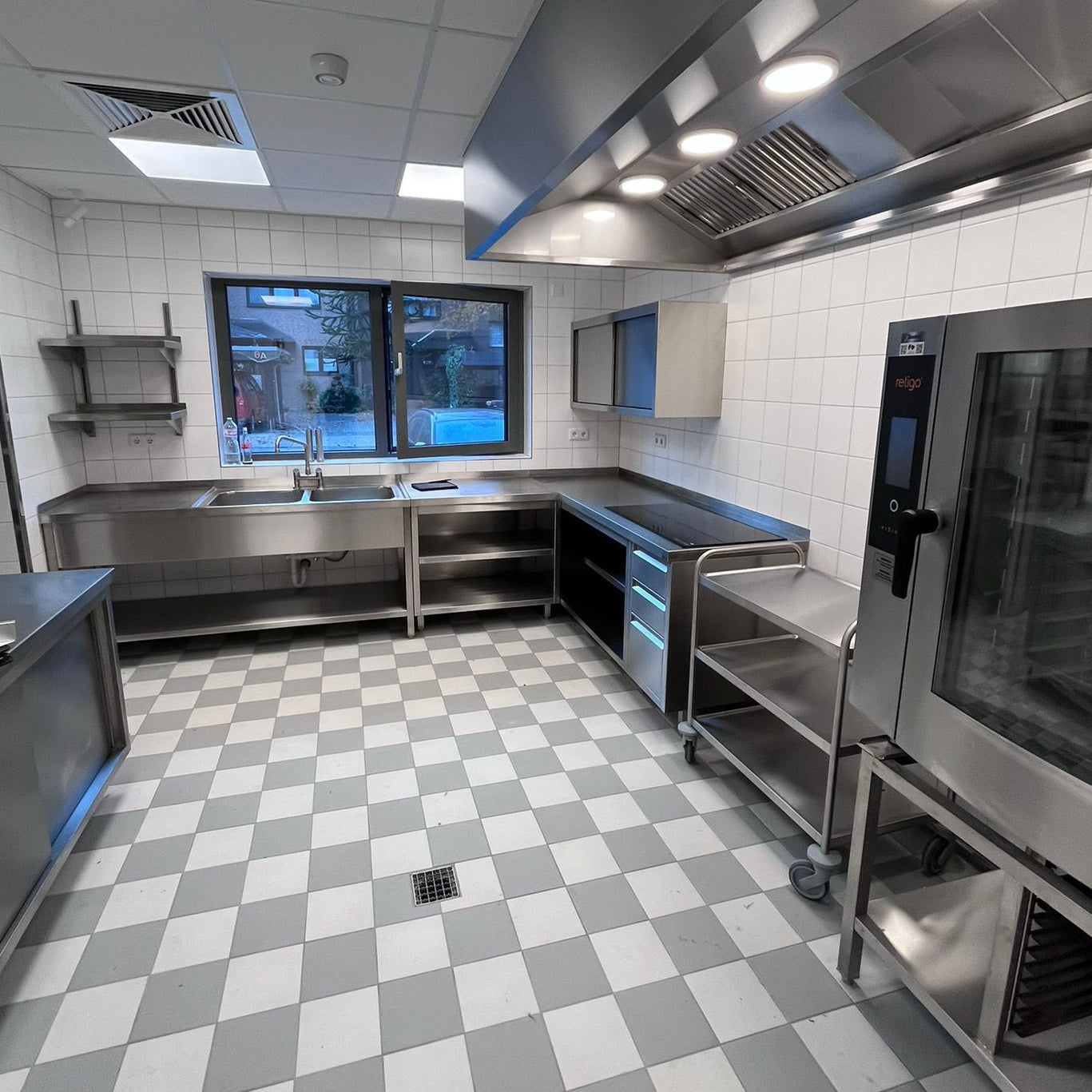 Eine neue von TIMMER geplante, maßgefertigte und installierte Großküche mit professionellen Küchengeräten für die Gastronomie