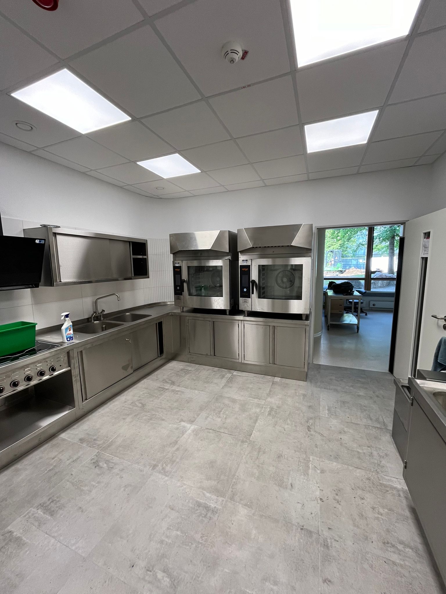 Eine neue Küche für eine KiTa mit Edelstahltheken und professionellen Küchengeräten von TIMMER