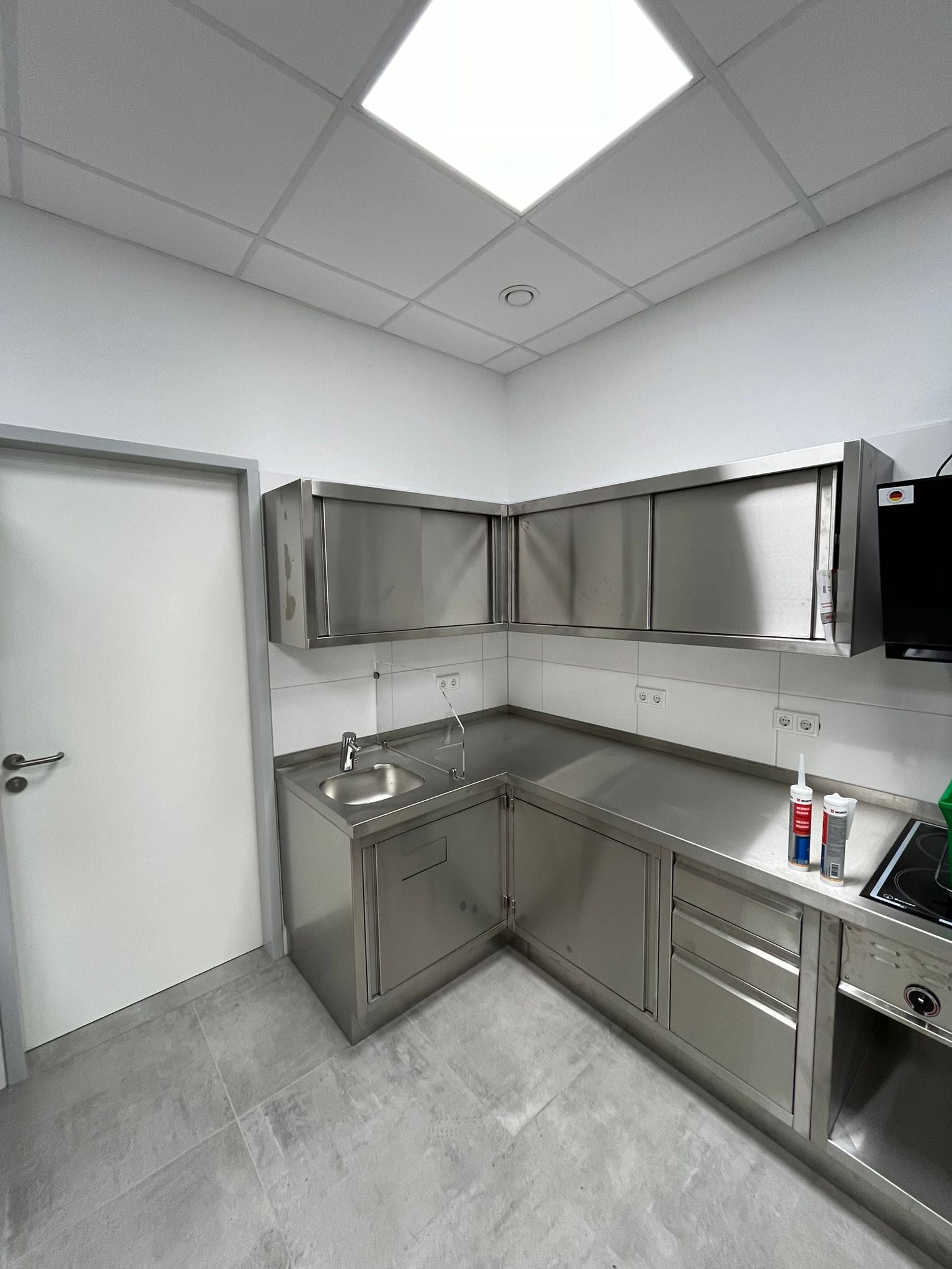 Eine neue Küche für eine KiTa mit Edelstahltheken, Edelstahlschränken und professionellen Küchengeräten von TIMMER