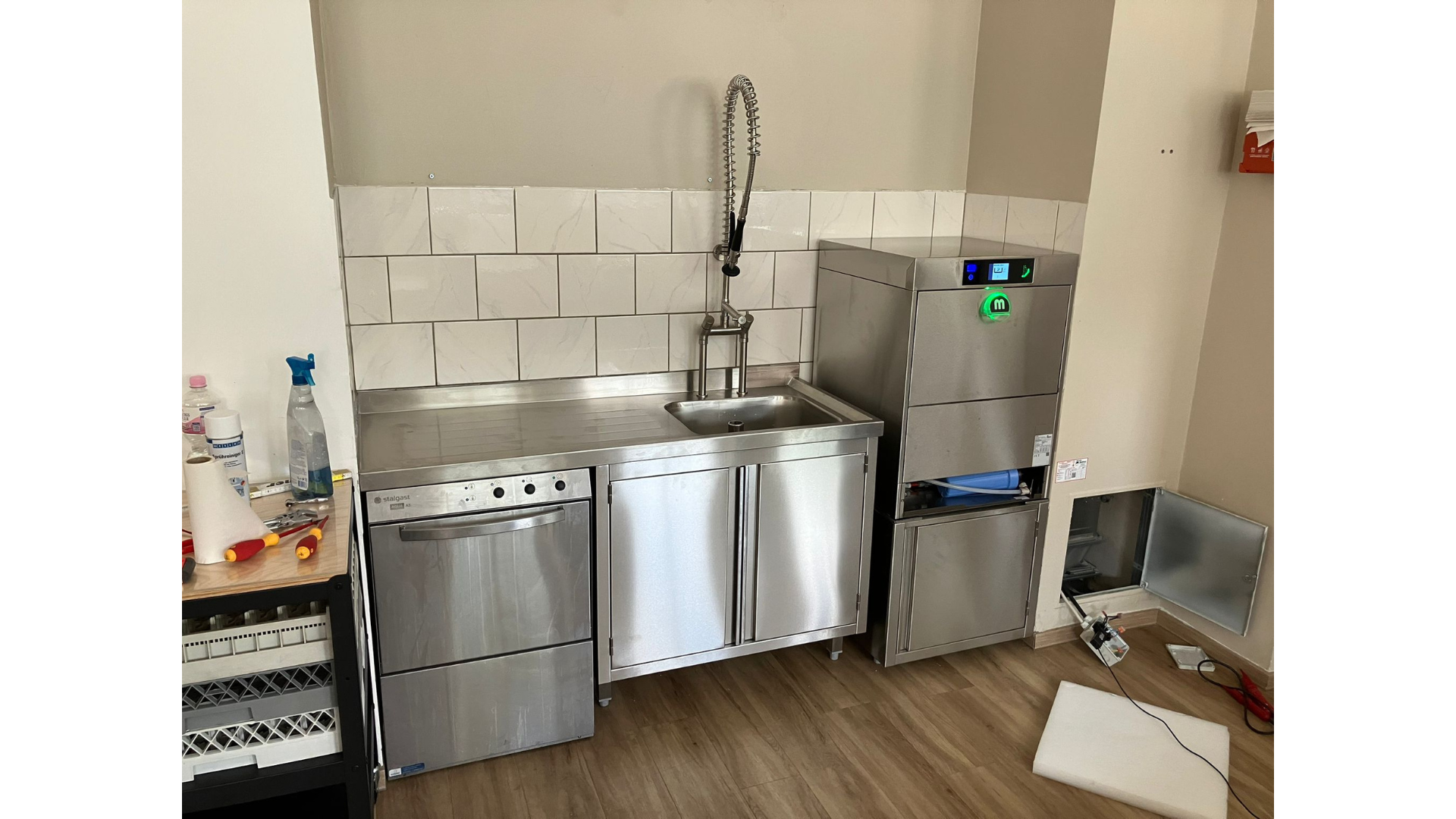 Eine neue Kochnische für eine KiTa mit maßgefertigten Edelstahlgeräten und einer Edelstahltheke