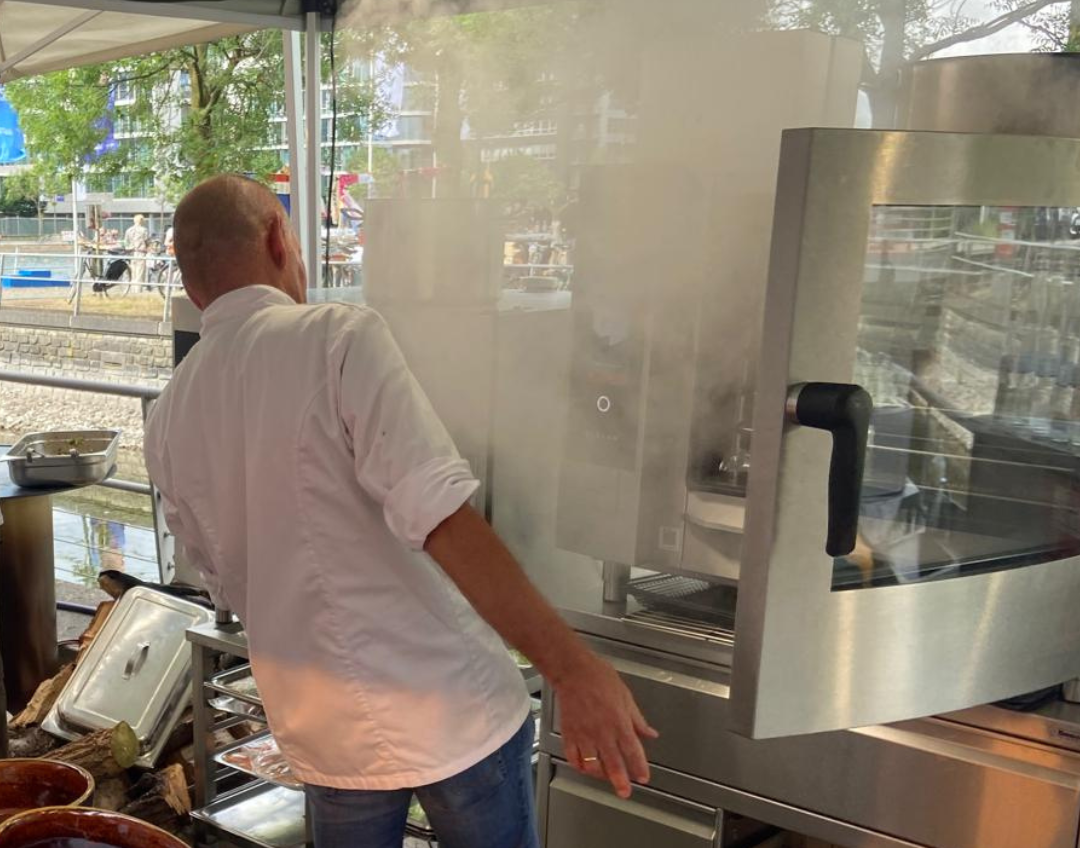 Ein Kombidämpfer in Benutzung auf einem offenen Event funktioniert ohne Wasseranschluss durch den TankBase Untersatz von TIMMER