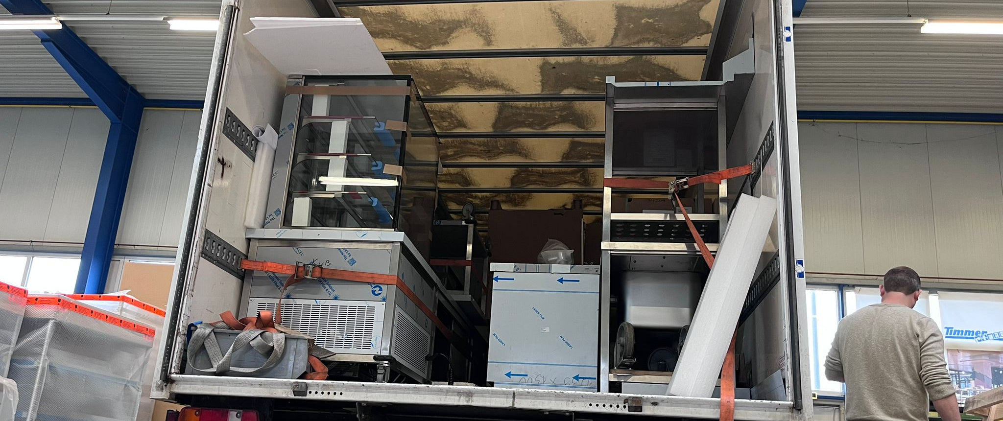 Ein Blick in einen vollgeladenen LKW, welcher Edelstahltheken und professionelle Küchengeräte beinhaltet