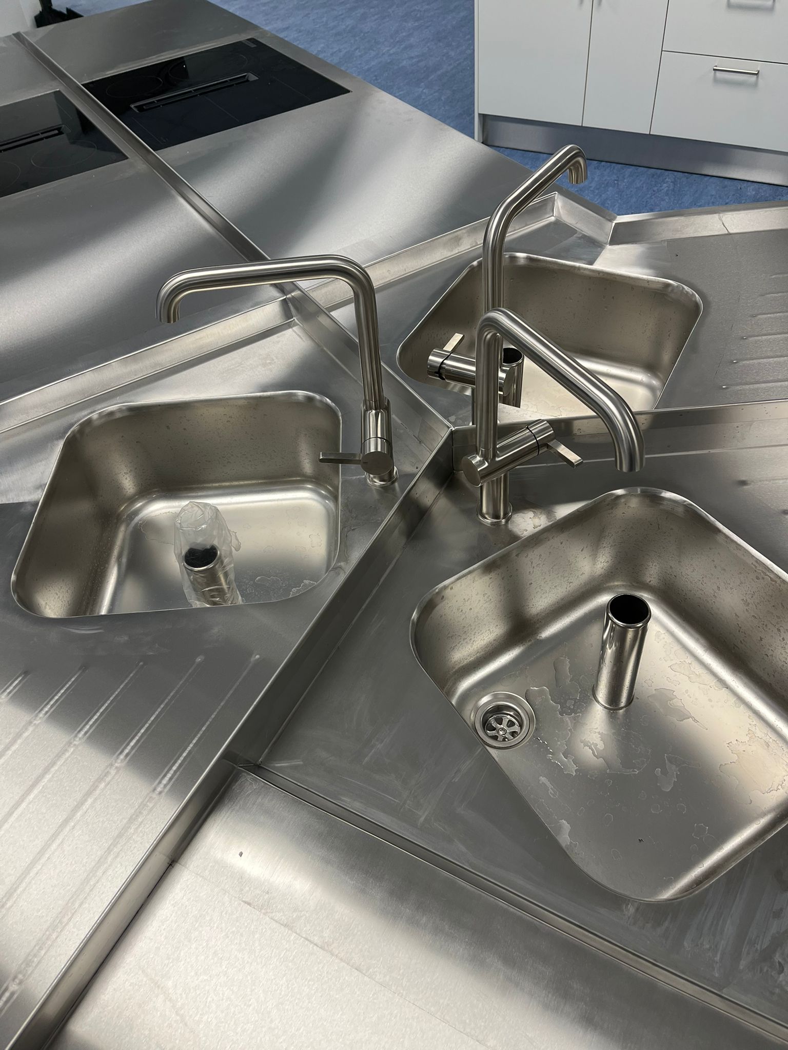 Drei Wasserhähne mit Waschbecken direkt aneinander in einer platzsparenden und Ablauffreundlichen Platzierung