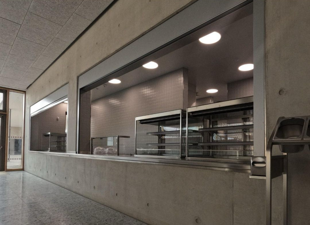 Eine von TIMMER maßangefertigte große Essensausgabe aus Edelstahl mit Verbindung an eine Großküche