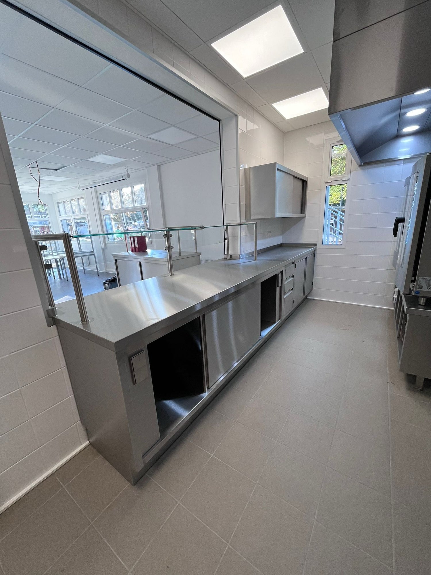 Eine von TIMMER individuell gefertigte Edelstahl Ausgabetheke in einer Systemküche für eine Kantine
