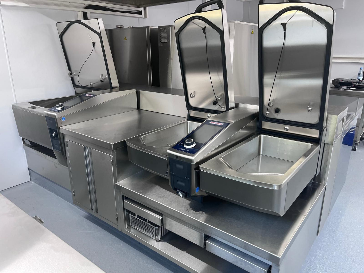 TIMMER neu eingebaute Profi-Küchengeräte in einer neuen Großküche