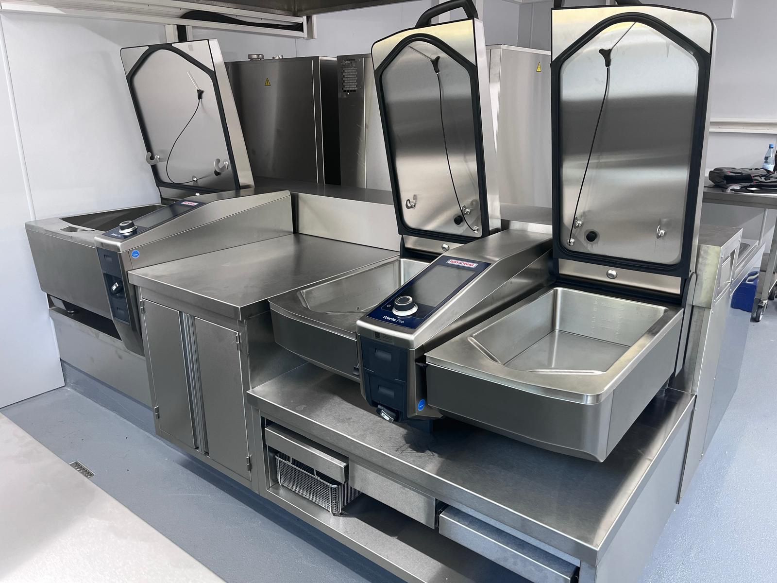 TIMMER neu eingebaute Profi-Küchengeräte in einer neuen Großküche