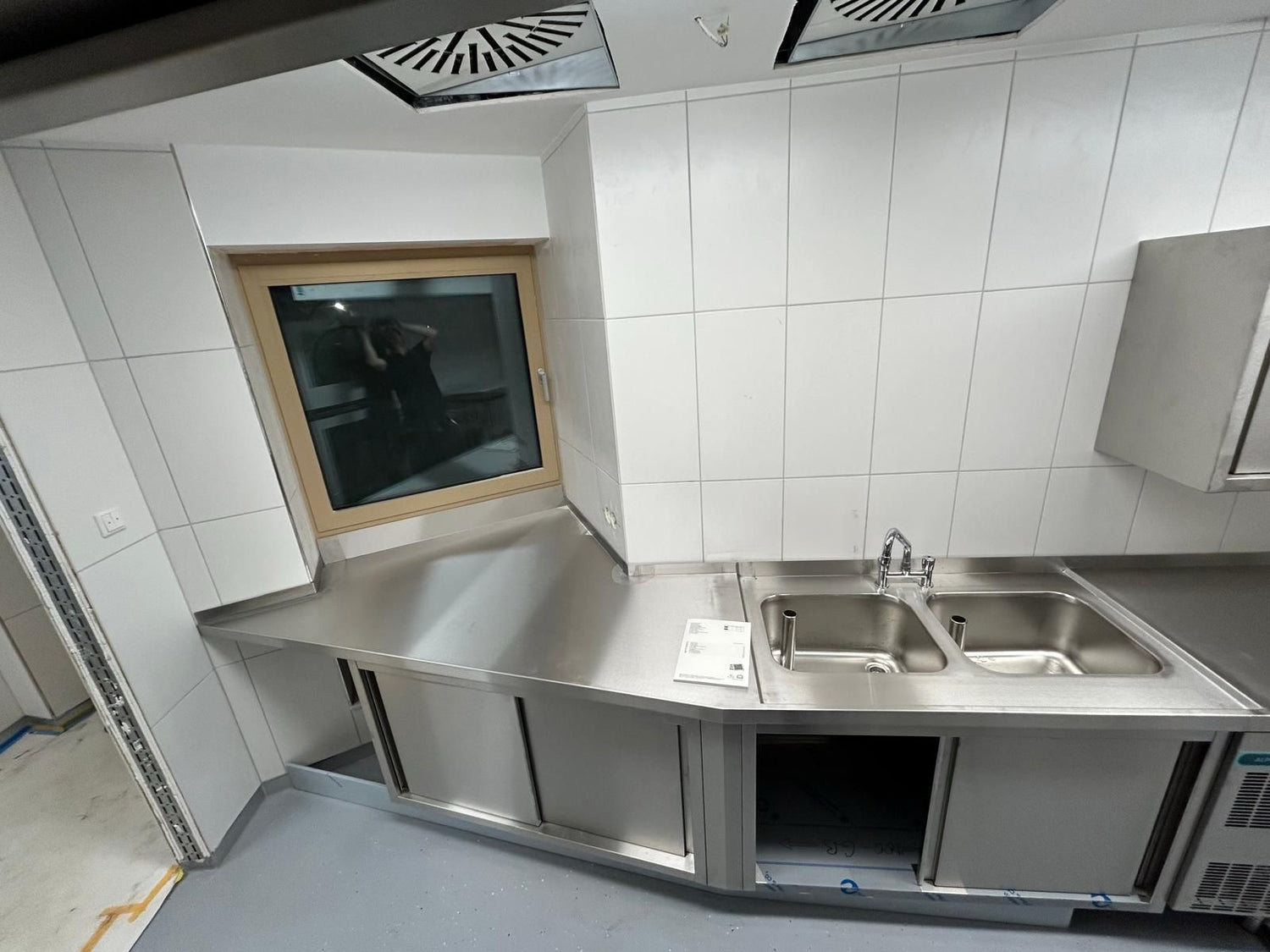 Eine von TIMMER maßgefertigte Edelstahltheke, angepasst an die Räumlichkeiten der Küche