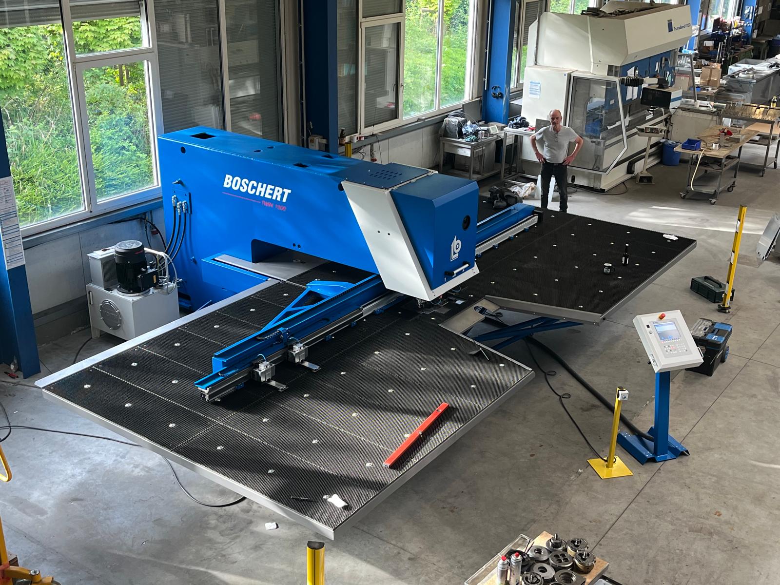 Der Blick auf eine Edelstahlschneidemaschine in der hauseigenen TIMMER Edelstahlfertigung für individuelle und maßgeschneiderte Küchenlösungen